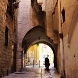 ...qui infatti l�arco diventa a sesto acuto e assume cos� un aspetto molto pi� �gotico�